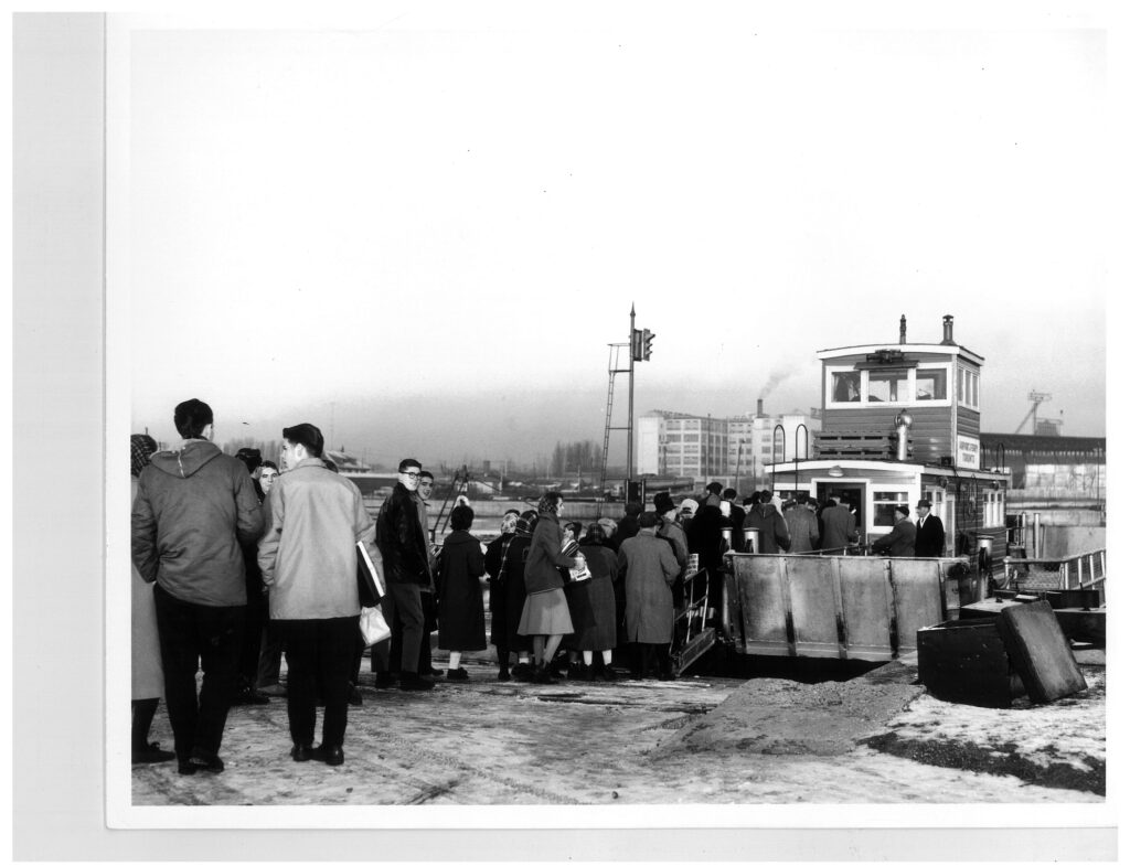 People lining up for the feerry